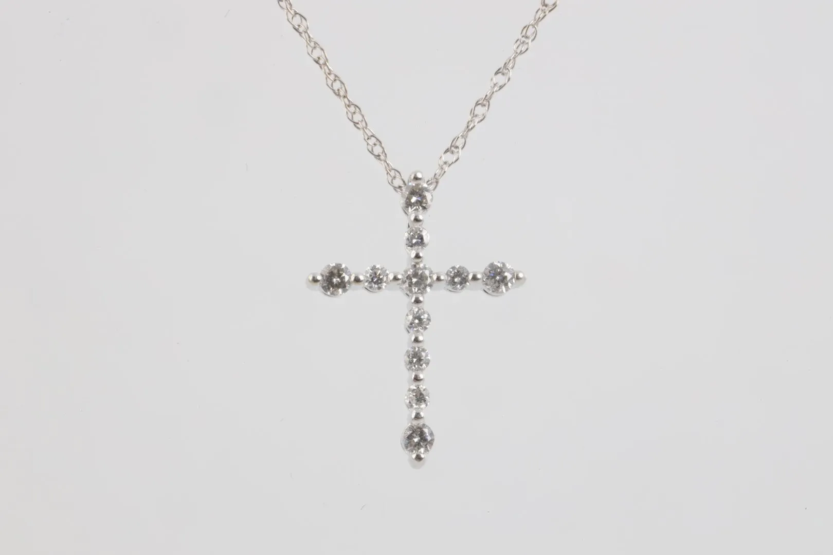 18" 10k White Gold 0.13tcw Diamond Cross Necklace (1.18g.)