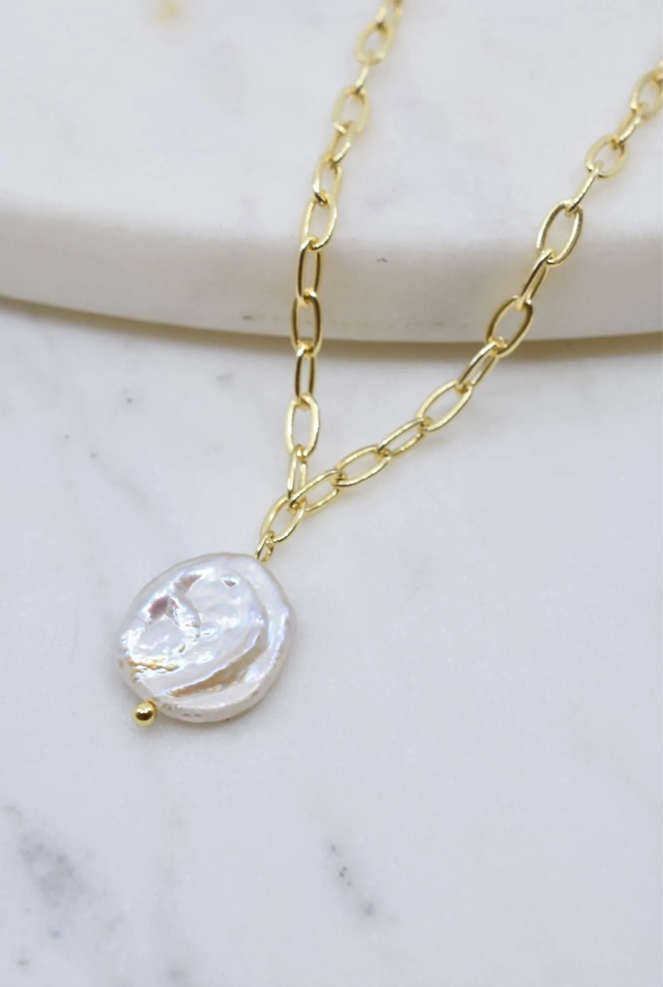 Gold Chain Necklace with Round Pearl