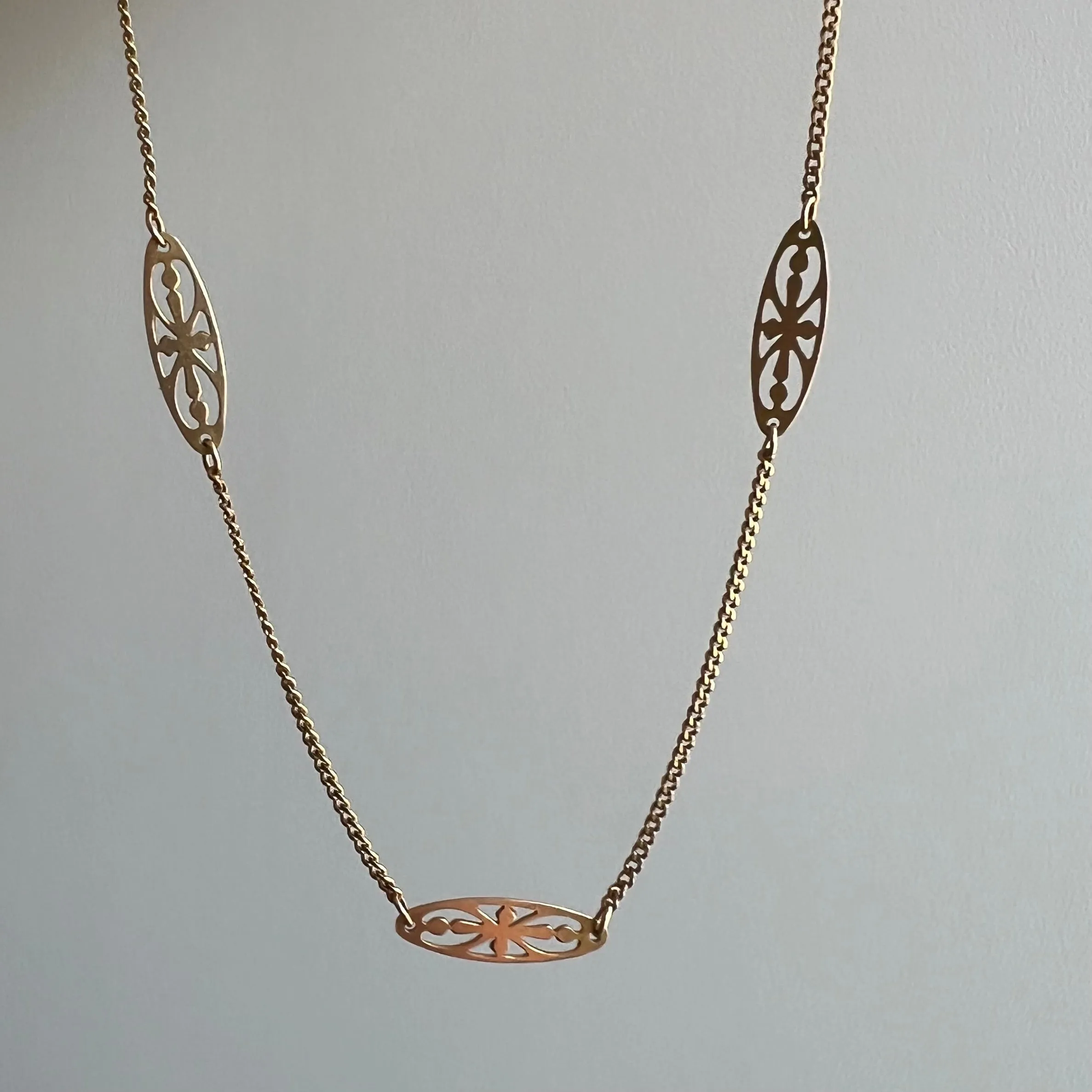 V I N T A G E // ode to deco / 10k yellow gold filigree and curb station chain necklace / 18.25